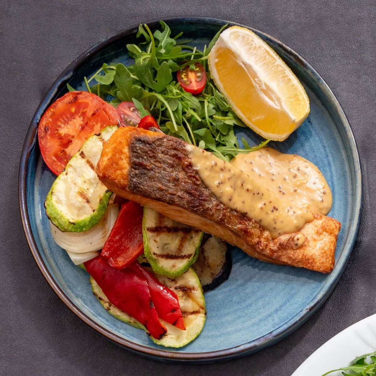 Somon file la jar cu sos de muștar și legume sote